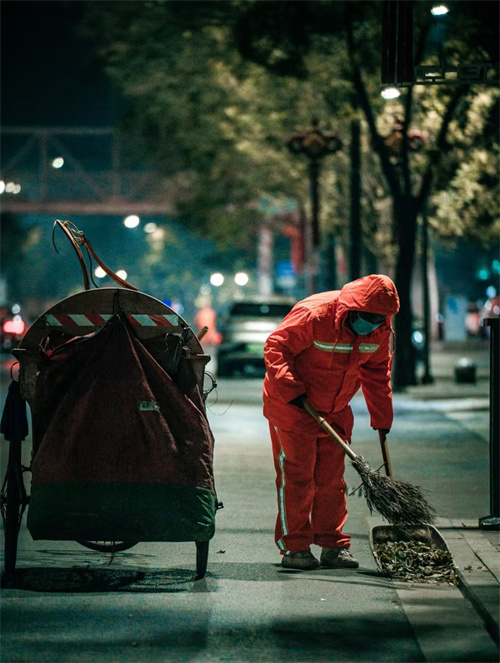 夜巷的守护者(图2)