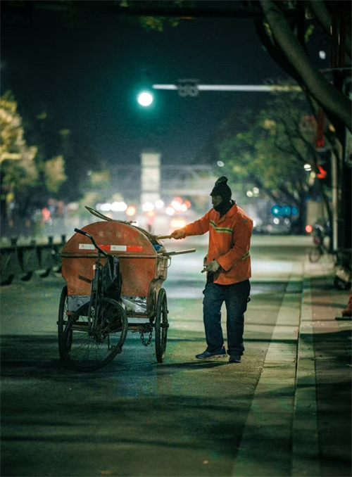 夜巷的守护者(图1)