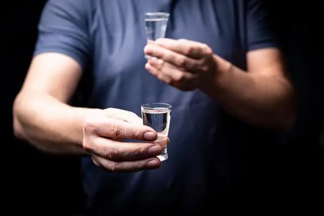 男子到女友姑父家做客不听劝阻饮酒过多死亡,判了