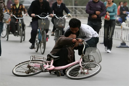 街头的搀扶(图1)
