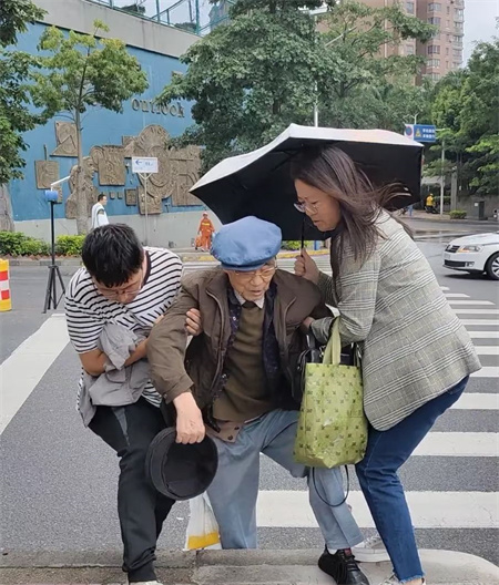 街头的搀扶(图2)