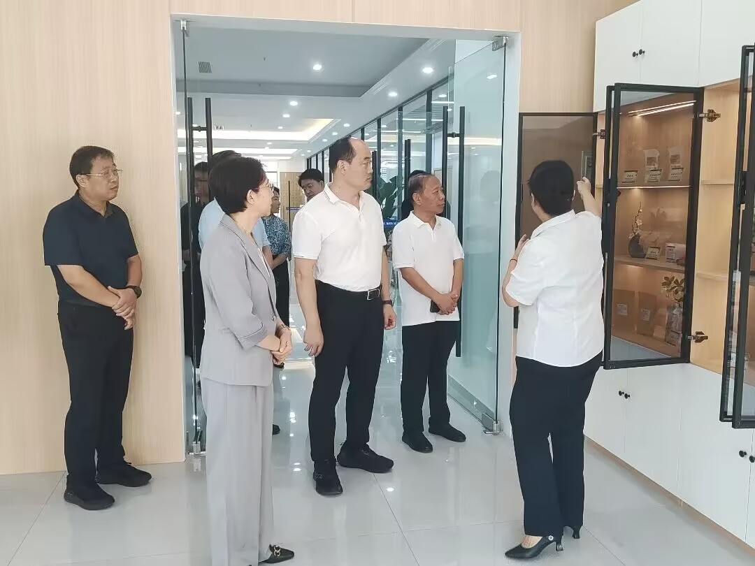 淄博市副市长边江风调研张店区中医院银发经济活力街区中医康复馆(图2)