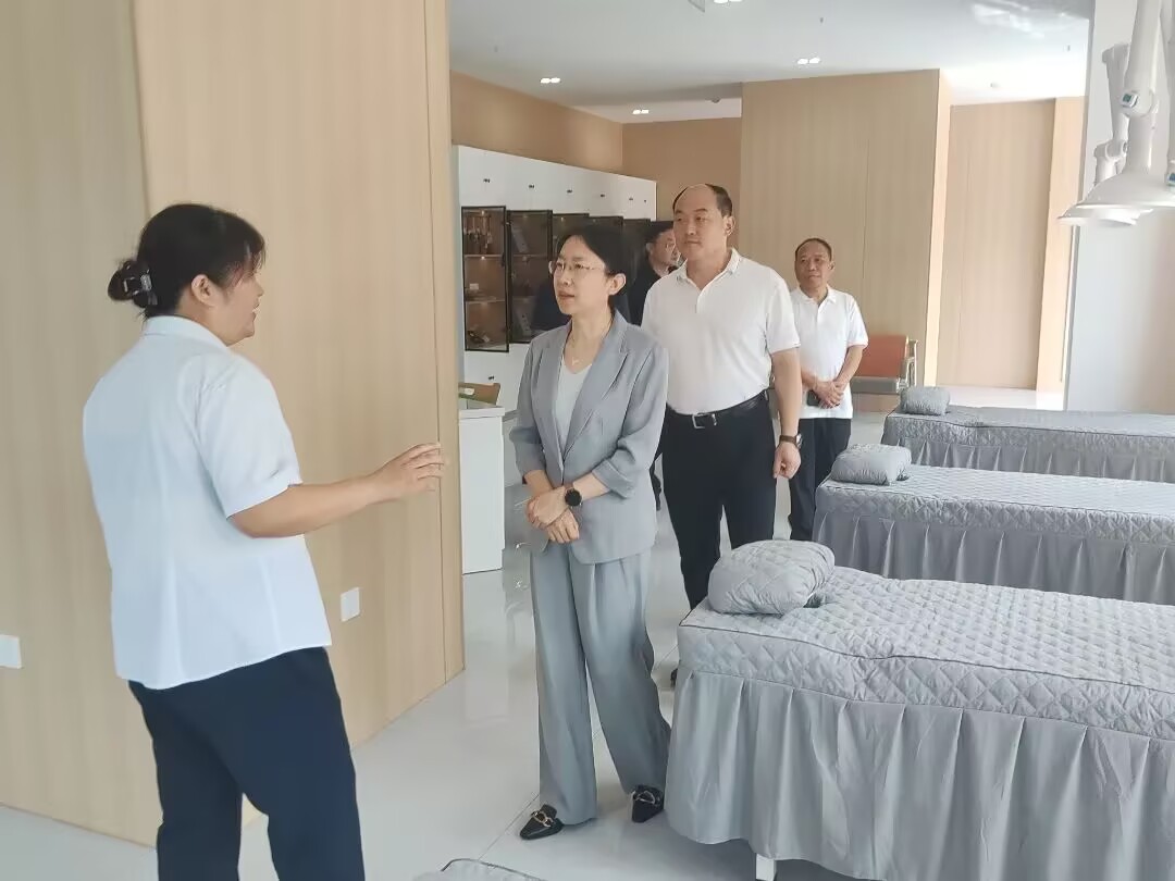 淄博市副市长边江风调研张店区中医院银发经济活力街区中医康复馆(图3)