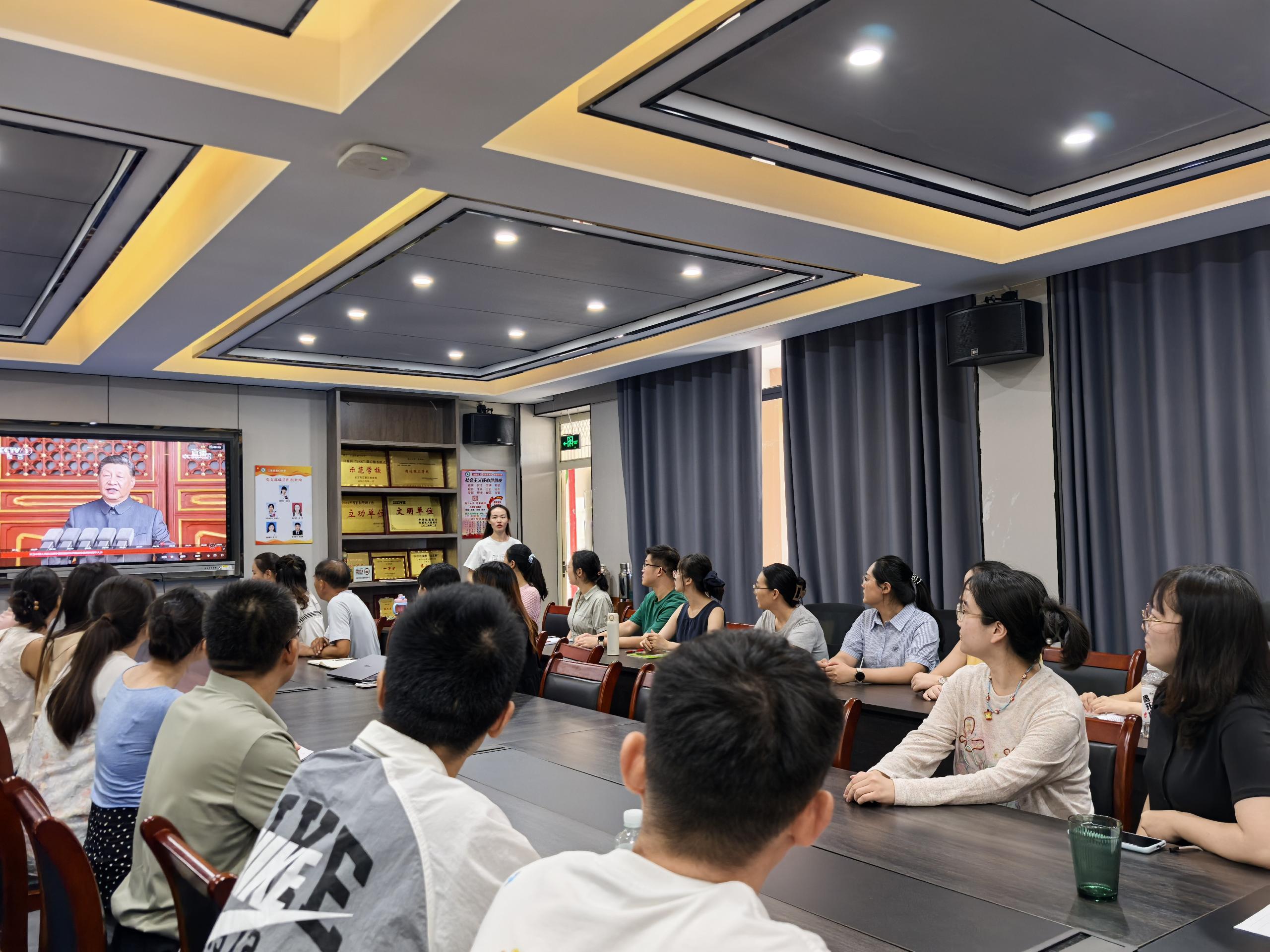 江夏金口小学：师生同看“九三”阅兵，共筑爱国之魂
