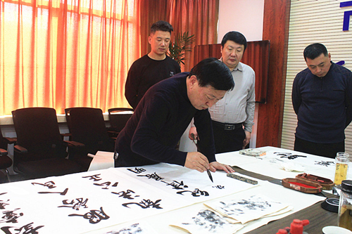 小雪迎墨香 文化润警营——书画名家走进警营共绘警民鱼水情侧记(图3) 小雪迎墨香 文化润警营——书画名家走进警营共绘警民鱼水情侧记(图3)