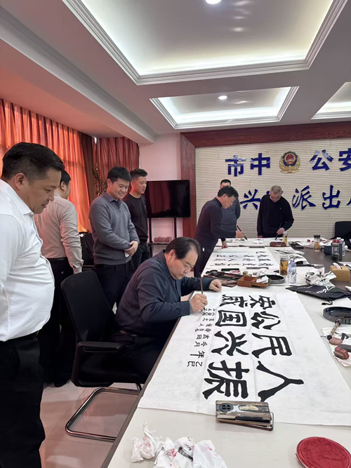 小雪迎墨香 文化润警营——书画名家走进警营共绘警民鱼水情侧记(图14) 小雪迎墨香 文化润警营——书画名家走进警营共绘警民鱼水情侧记(图14)