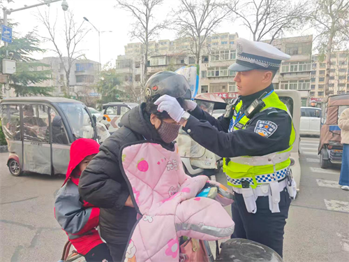 【春季交通安全宣传】侯马交警护学岗再发力 一老一小安全宣传暖人心(图1) 【春季交通安全宣传】侯马交警护学岗再发力 一老一小安全宣传暖人心(图1)