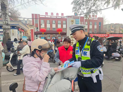 【春季交通安全宣传】侯马交警护学岗再发力 一老一小安全宣传暖人心(图2) 【春季交通安全宣传】侯马交警护学岗再发力 一老一小安全宣传暖人心(图2)