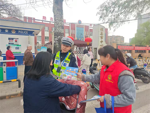 【春季交通安全宣传】侯马交警护学岗再发力 一老一小安全宣传暖人心(图3) 【春季交通安全宣传】侯马交警护学岗再发力 一老一小安全宣传暖人心(图3)