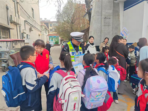 【春季交通安全宣传】侯马交警护学岗再发力 一老一小安全宣传暖人心(图4) 【春季交通安全宣传】侯马交警护学岗再发力 一老一小安全宣传暖人心(图4)