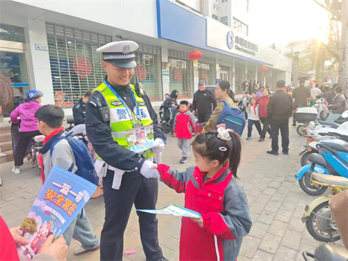 【春季交通安全宣传】侯马交警护学岗再发力 一老一小安全宣传暖人心(图5) 【春季交通安全宣传】侯马交警护学岗再发力 一老一小安全宣传暖人心(图5)
