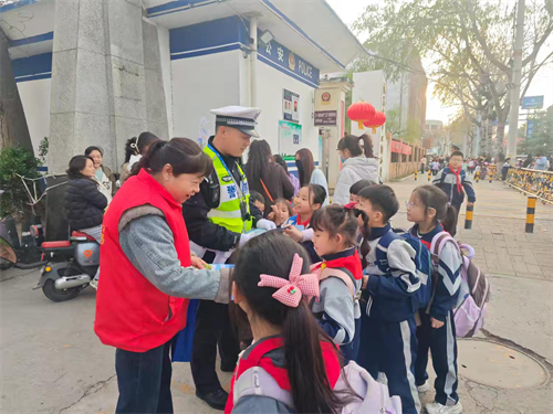 【春季交通安全宣传】侯马交警护学岗再发力 一老一小安全宣传暖人心(图6) 【春季交通安全宣传】侯马交警护学岗再发力 一老一小安全宣传暖人心(图6)