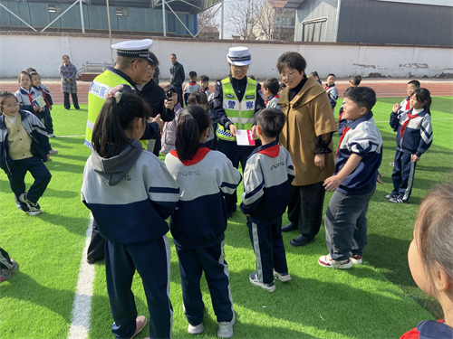 【全国中小学生安全教育日】侯马交警进校园 趣味问答送好礼 筑牢平安上学路(图2)