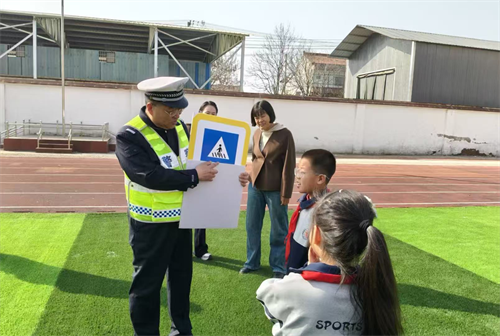 【全国中小学生安全教育日】侯马交警进校园 趣味问答送好礼 筑牢平安上学路(图3)