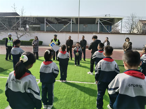 【全国中小学生安全教育日】侯马交警进校园 趣味问答送好礼 筑牢平安上学路(图4)