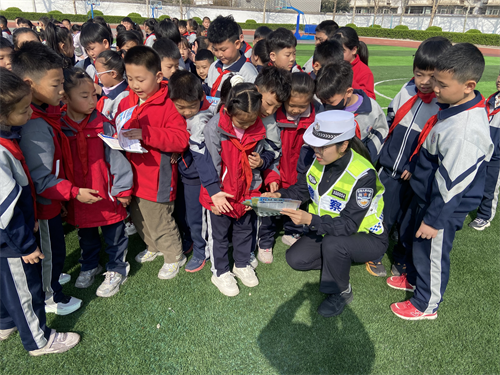 【全国中小学生安全教育日】侯马交警进校园 趣味问答送好礼 筑牢平安上学路(图6)