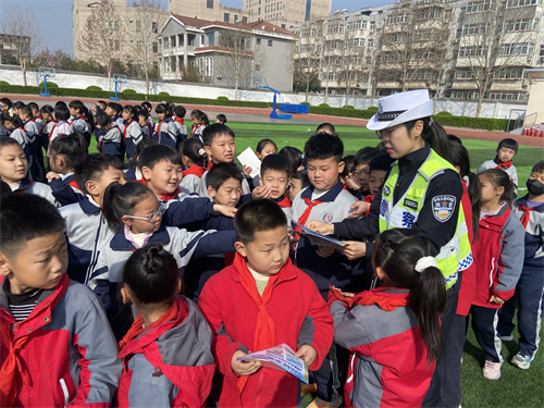 【全国中小学生安全教育日】侯马交警进校园 趣味问答送好礼 筑牢平安上学路(图7)