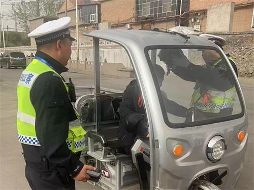 清明我在岗 平安伴归途|侯马交警全员在岗在位 守护节日路畅人安(图2) 清明我在岗 平安伴归途|侯马交警全员在岗在位 守护节日路畅人安(图2)