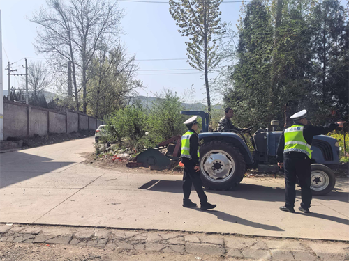 清明我在岗 平安伴归途|侯马交警全员在岗在位 守护节日路畅人安(图4) 清明我在岗 平安伴归途|侯马交警全员在岗在位 守护节日路畅人安(图4)