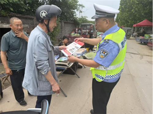 【夏季交通安全宣传】【一老一少】一盔一带守平安 精准宣讲护老小——侯马大队深入农村开展交通安全宣传活动(图2) 【夏季交通安全宣传】【一老一少】一盔一带守平安 精准宣讲护老小——侯马大队深入农村开展交通安全宣传活动(图2)