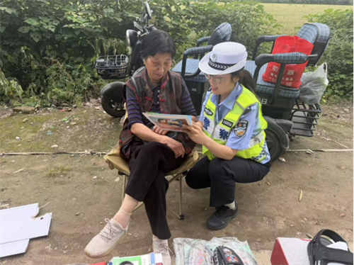 【夏季交通安全宣传】【一老一少】一盔一带守平安 精准宣讲护老小——侯马大队深入农村开展交通安全宣传活动(图4) 【夏季交通安全宣传】【一老一少】一盔一带守平安 精准宣讲护老小——侯马大队深入农村开展交通安全宣传活动(图4)