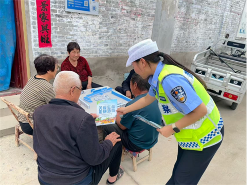 【夏季交通安全宣传】【一老一少】一盔一带护夕阳 安全宣讲进乡村——侯马交警深入农村开展老年群体交通安全宣传活动(图3)