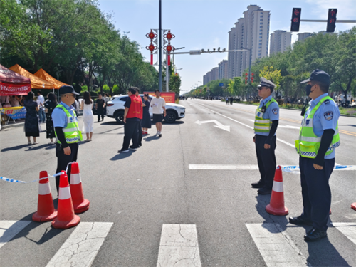 护航高考最后一天！侯马交警用坚守为青春“保驾护航”(图1)