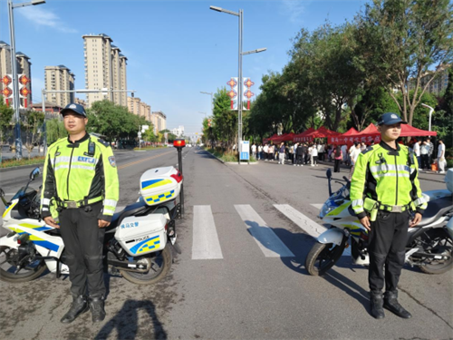 护航高考最后一天！侯马交警用坚守为青春“保驾护航”(图2)