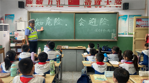 【六一儿童节】【进校园】侯马交警进校园 交通安全伴“童”行(图2) 【六一儿童节】【进校园】侯马交警进校园 交通安全伴“童”行(图2)