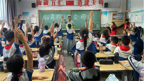 【六一儿童节】【进校园】侯马交警进校园 交通安全伴“童”行(图4) 【六一儿童节】【进校园】侯马交警进校园 交通安全伴“童”行(图4)