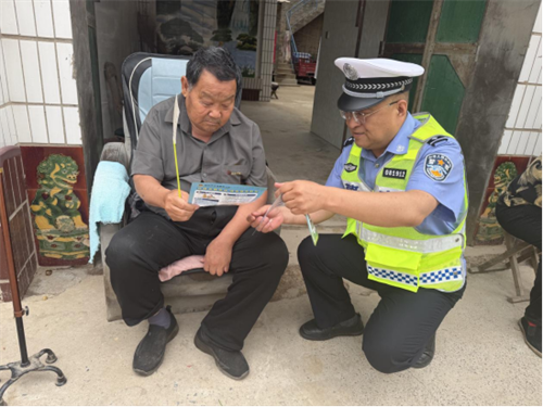 【美丽乡村行】【夏季交通安全宣传】侯马交警进农村,文明交通入民心(图1) 【美丽乡村行】【夏季交通安全宣传】侯马交警进农村,文明交通入民心(图1)
