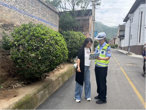 【美丽乡村行】【夏季交通安全宣传】侯马交警进农村,文明交通入民心(图3) 【美丽乡村行】【夏季交通安全宣传】侯马交警进农村,文明交通入民心(图3)