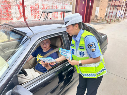 【美丽乡村行】【夏季交通安全宣传】侯马交警进农村,文明交通入民心(图4) 【美丽乡村行】【夏季交通安全宣传】侯马交警进农村,文明交通入民心(图4)