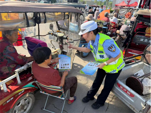 【夏季交通安全宣传】【美丽乡村行】七一建党践初心 交通安全进戏台——侯马交警深耕农村守护“一老一少”出行平安(图1)