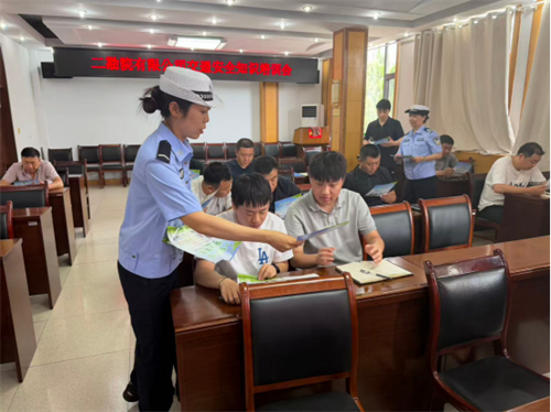 【进企业】【夏季交通安全宣传】警企联动筑防线 安全宣传进企业——侯马交警开展交通安全警示教育活动(图1) 【进企业】【夏季交通安全宣传】警企联动筑防线 安全宣传进企业——侯马交警开展交通安全警示教育活动(图1)