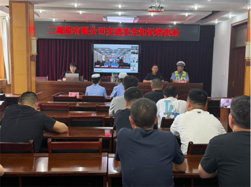【进企业】【夏季交通安全宣传】警企联动筑防线 安全宣传进企业——侯马交警开展交通安全警示教育活动(图2) 【进企业】【夏季交通安全宣传】警企联动筑防线 安全宣传进企业——侯马交警开展交通安全警示教育活动(图2)