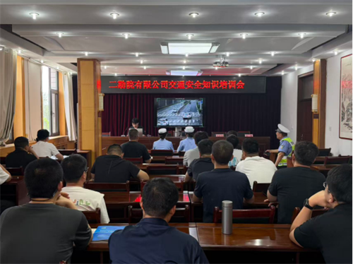 【进企业】【夏季交通安全宣传】警企联动筑防线 安全宣传进企业——侯马交警开展交通安全警示教育活动(图3) 【进企业】【夏季交通安全宣传】警企联动筑防线 安全宣传进企业——侯马交警开展交通安全警示教育活动(图3)