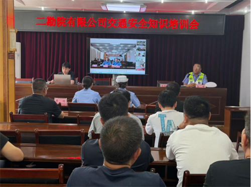 【进企业】【夏季交通安全宣传】警企联动筑防线 安全宣传进企业——侯马交警开展交通安全警示教育活动(图4) 【进企业】【夏季交通安全宣传】警企联动筑防线 安全宣传进企业——侯马交警开展交通安全警示教育活动(图4)