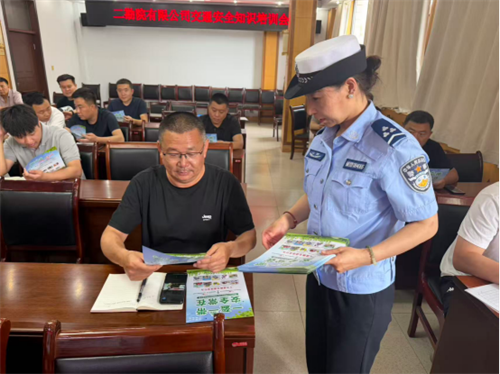 【进企业】【夏季交通安全宣传】警企联动筑防线 安全宣传进企业——侯马交警开展交通安全警示教育活动(图5) 【进企业】【夏季交通安全宣传】警企联动筑防线 安全宣传进企业——侯马交警开展交通安全警示教育活动(图5)