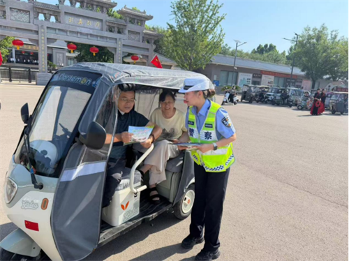 【美丽乡村行】【夏季交通安全宣传】侯马交警走进彭真故居周边 筑牢乡村交通安全防线(图1) 【美丽乡村行】【夏季交通安全宣传】侯马交警走进彭真故居周边 筑牢乡村交通安全防线(图1)