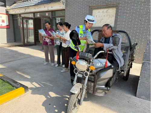 【美丽乡村行】【夏季交通安全宣传】侯马交警走进彭真故居周边 筑牢乡村交通安全防线(图2) 【美丽乡村行】【夏季交通安全宣传】侯马交警走进彭真故居周边 筑牢乡村交通安全防线(图2)