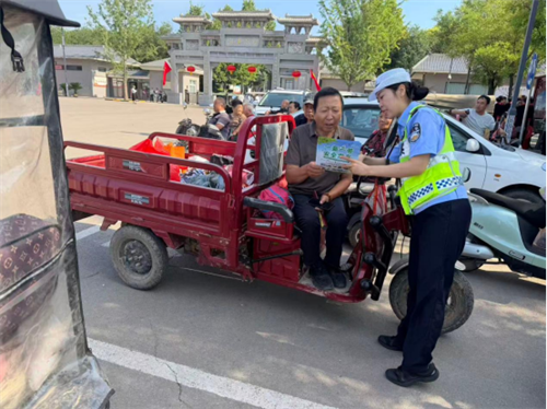 【美丽乡村行】【夏季交通安全宣传】侯马交警走进彭真故居周边 筑牢乡村交通安全防线(图3) 【美丽乡村行】【夏季交通安全宣传】侯马交警走进彭真故居周边 筑牢乡村交通安全防线(图3)