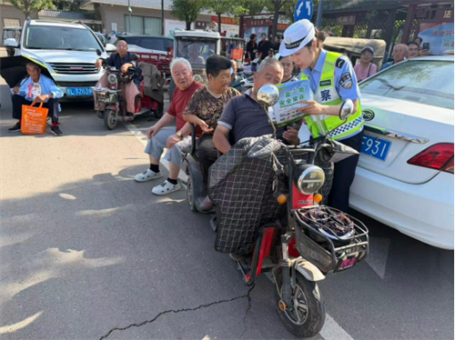 【美丽乡村行】【夏季交安宣传】侯马交警进农村 深耕乡村宣传阵地,筑牢道路安全屏障(图1) 【美丽乡村行】【夏季交安宣传】侯马交警进农村 深耕乡村宣传阵地,筑牢道路安全屏障(图1)