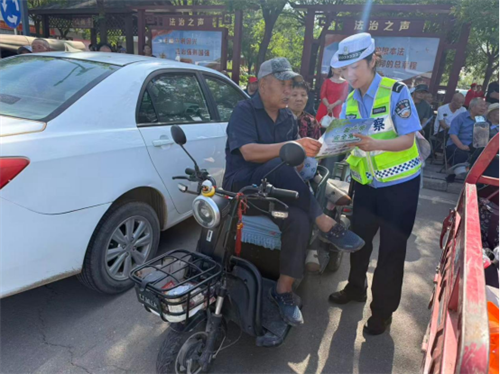 【美丽乡村行】【夏季交安宣传】侯马交警进农村 深耕乡村宣传阵地,筑牢道路安全屏障(图2) 【美丽乡村行】【夏季交安宣传】侯马交警进农村 深耕乡村宣传阵地,筑牢道路安全屏障(图2)