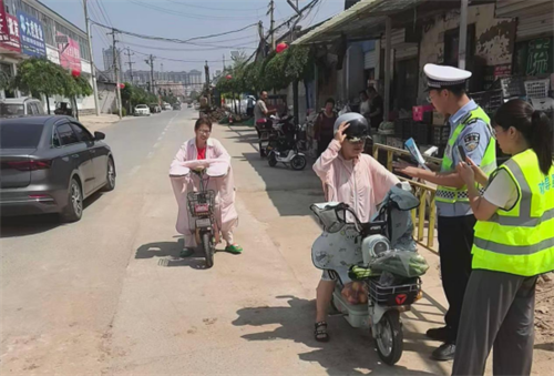 【美丽乡村行】【夏季交安宣传】侯马交警走进农村，把交通安全送到群众身边(图1)