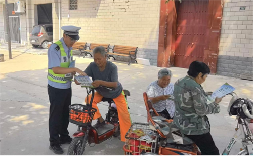 【美丽乡村行】【夏季交安宣传】侯马交警走进农村，把交通安全送到群众身边(图2)