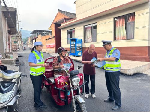 【美丽乡村行】汛期宣传进乡村 安全防线不松懈——侯马交警筑牢农村道路安全屏障(图2)