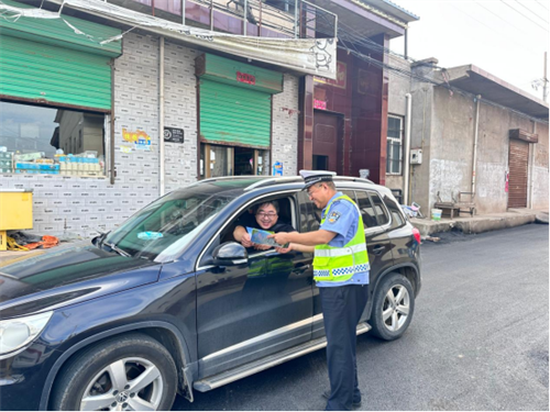 【美丽乡村行】汛期宣传进乡村 安全防线不松懈——侯马交警筑牢农村道路安全屏障(图3)