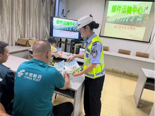 【企业安全警示教育】安全宣讲进邮政 警企携手筑防线——侯马交警深入邮政企业开展交通安全宣传活动(图1)