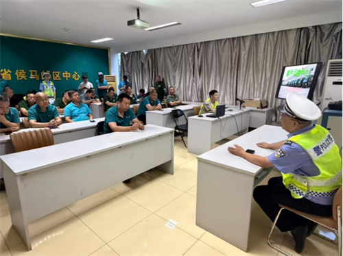 【企业安全警示教育】安全宣讲进邮政 警企携手筑防线——侯马交警深入邮政企业开展交通安全宣传活动(图2)